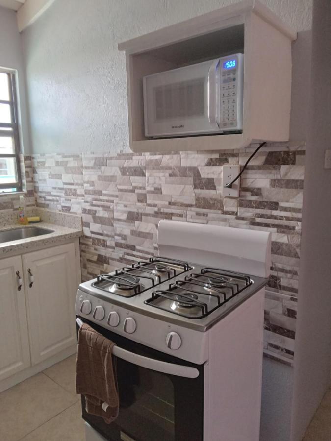 Michand Guest Apartments- Cozy One Or Two Bedroom- 5 Walk Minutes From Airport 10 Mins Drive To Oistins Or Beach Christ Church Ngoại thất bức ảnh