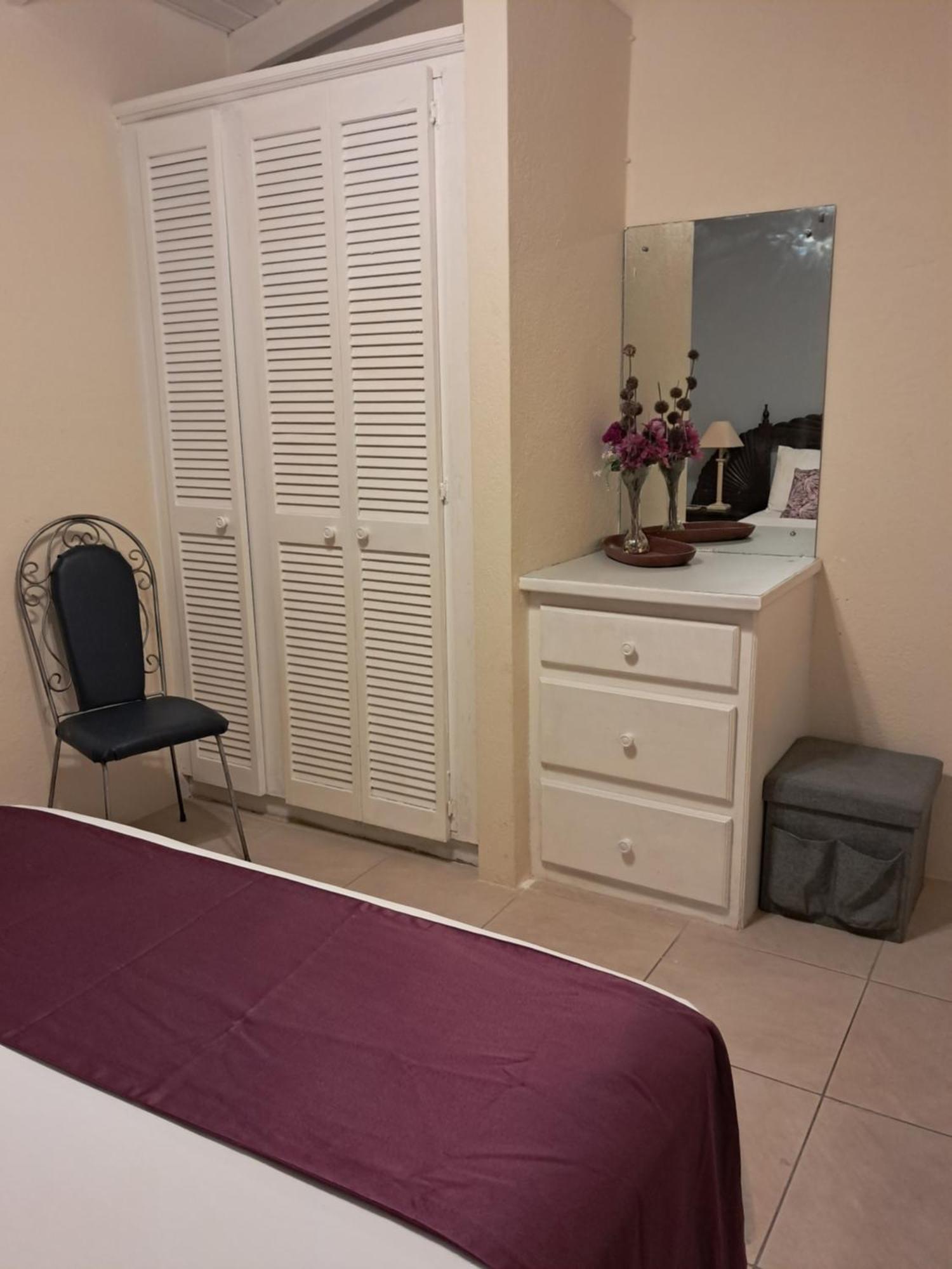 Michand Guest Apartments- Cozy One Or Two Bedroom- 5 Walk Minutes From Airport 10 Mins Drive To Oistins Or Beach Christ Church Ngoại thất bức ảnh