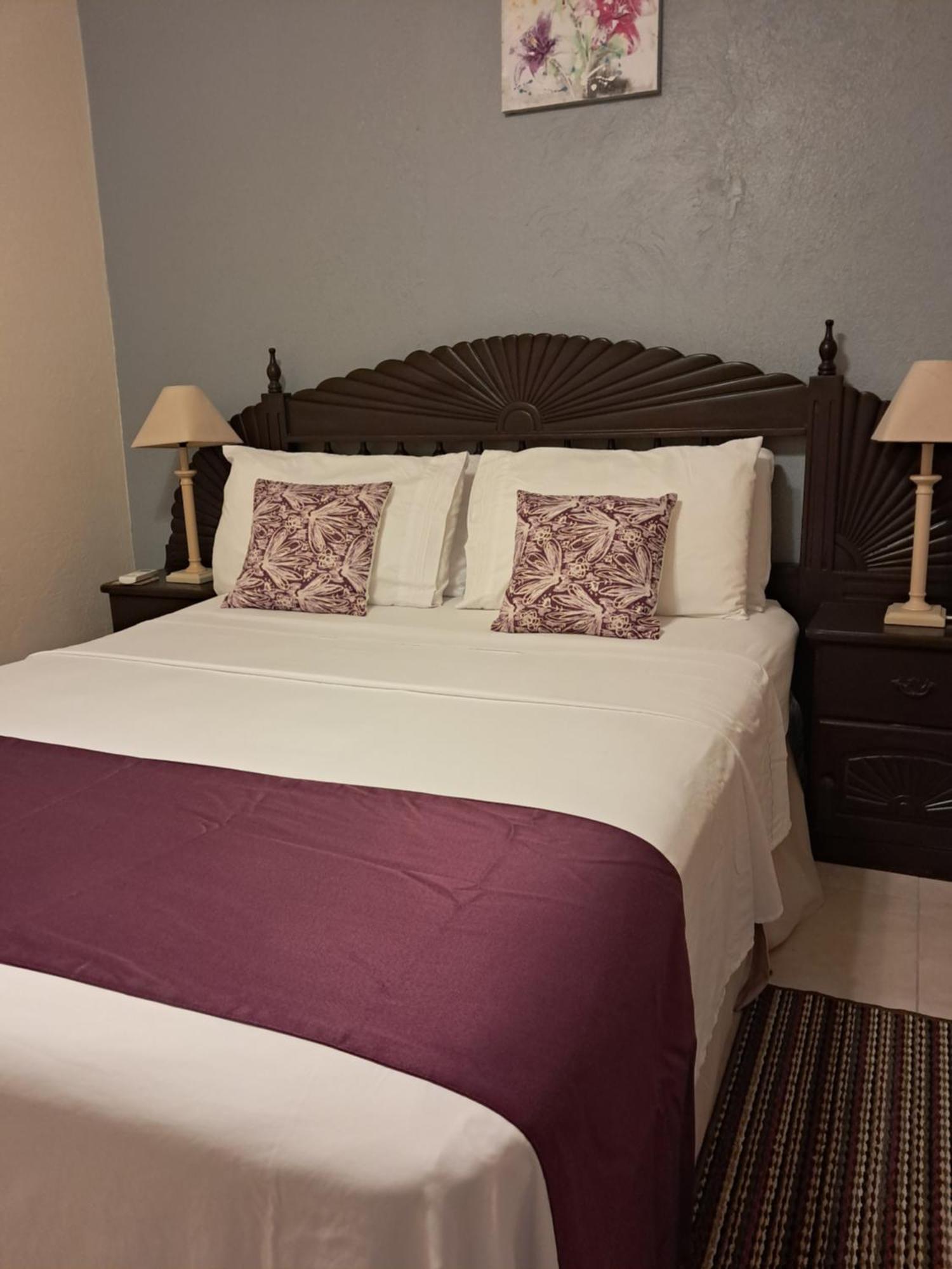 Michand Guest Apartments- Cozy One Or Two Bedroom- 5 Walk Minutes From Airport 10 Mins Drive To Oistins Or Beach Christ Church Ngoại thất bức ảnh