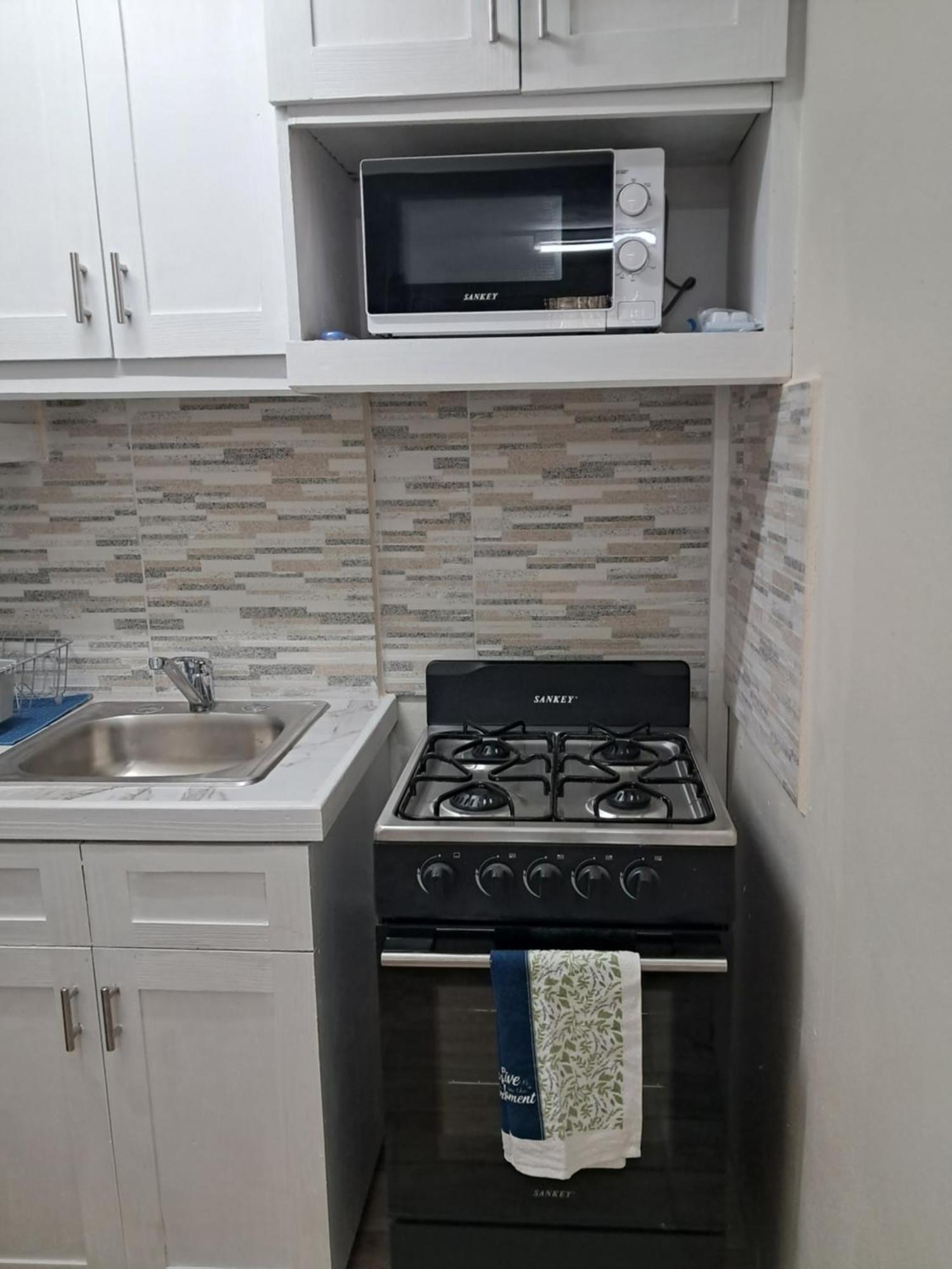 Michand Guest Apartments- Cozy One Or Two Bedroom- 5 Walk Minutes From Airport 10 Mins Drive To Oistins Or Beach Christ Church Ngoại thất bức ảnh