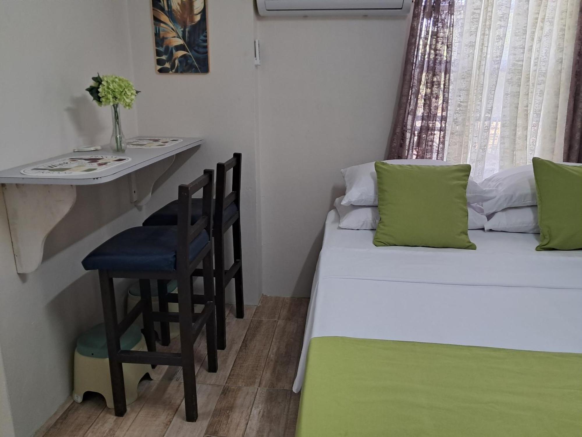 Michand Guest Apartments- Cozy One Or Two Bedroom- 5 Walk Minutes From Airport 10 Mins Drive To Oistins Or Beach Christ Church Ngoại thất bức ảnh