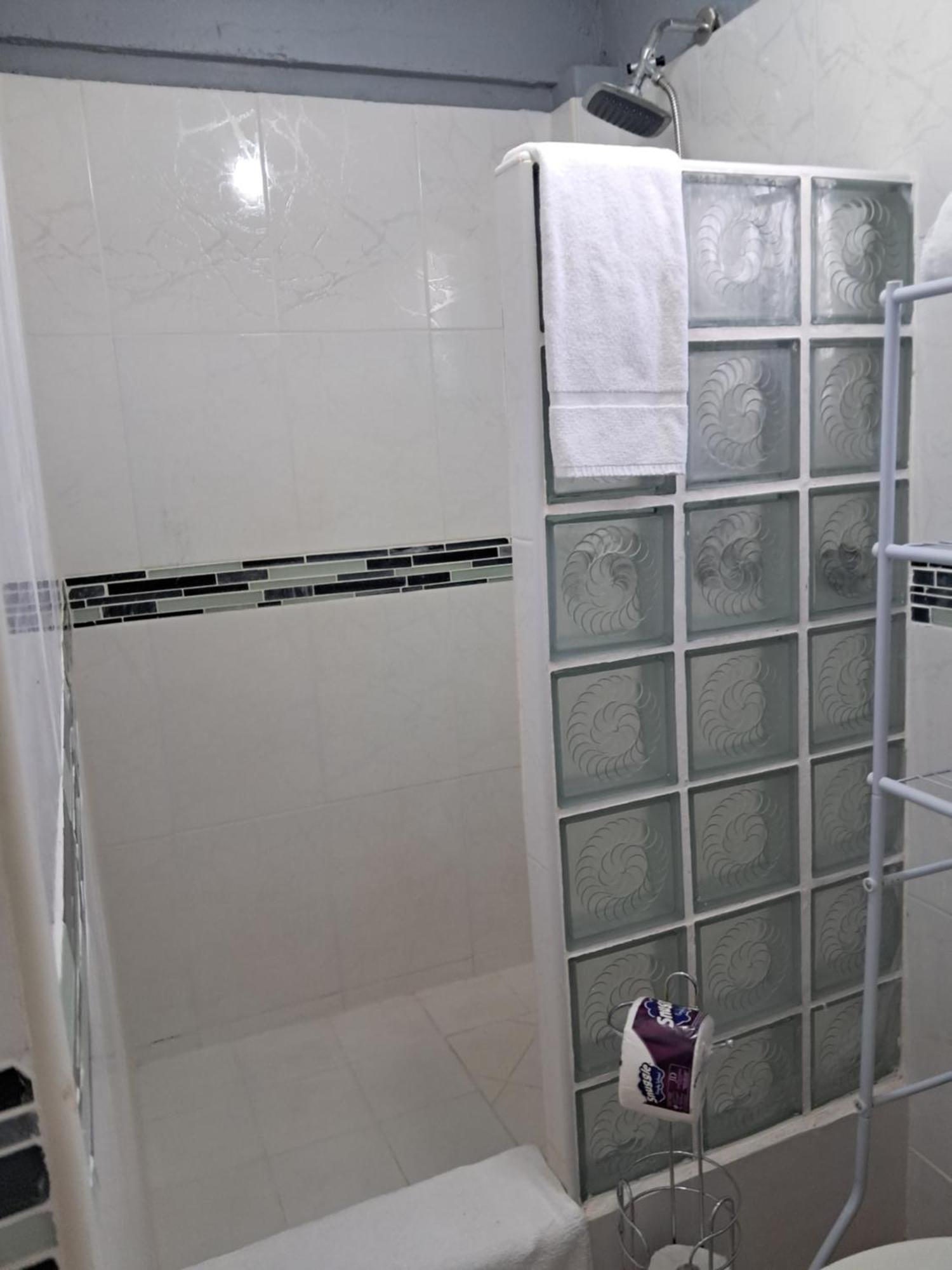 Michand Guest Apartments- Cozy One Or Two Bedroom- 5 Walk Minutes From Airport 10 Mins Drive To Oistins Or Beach Christ Church Ngoại thất bức ảnh