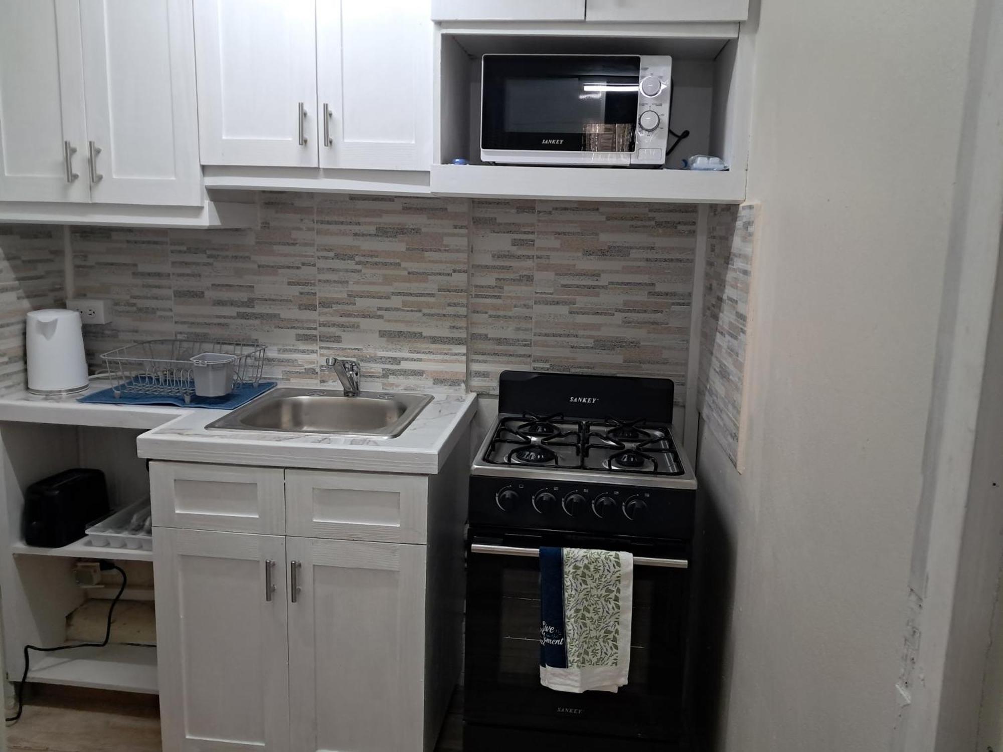 Michand Guest Apartments- Cozy One Or Two Bedroom- 5 Walk Minutes From Airport 10 Mins Drive To Oistins Or Beach Christ Church Ngoại thất bức ảnh