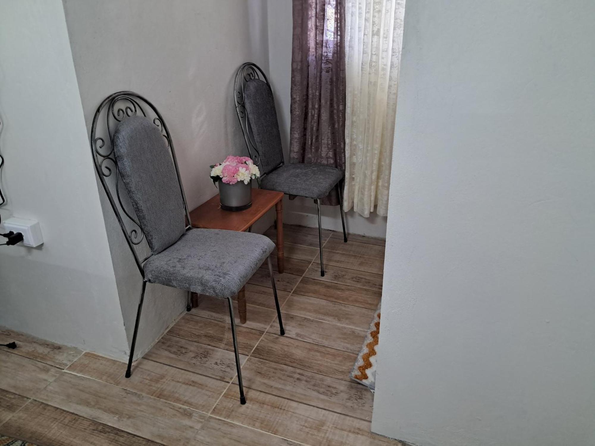 Michand Guest Apartments- Cozy One Or Two Bedroom- 5 Walk Minutes From Airport 10 Mins Drive To Oistins Or Beach Christ Church Ngoại thất bức ảnh