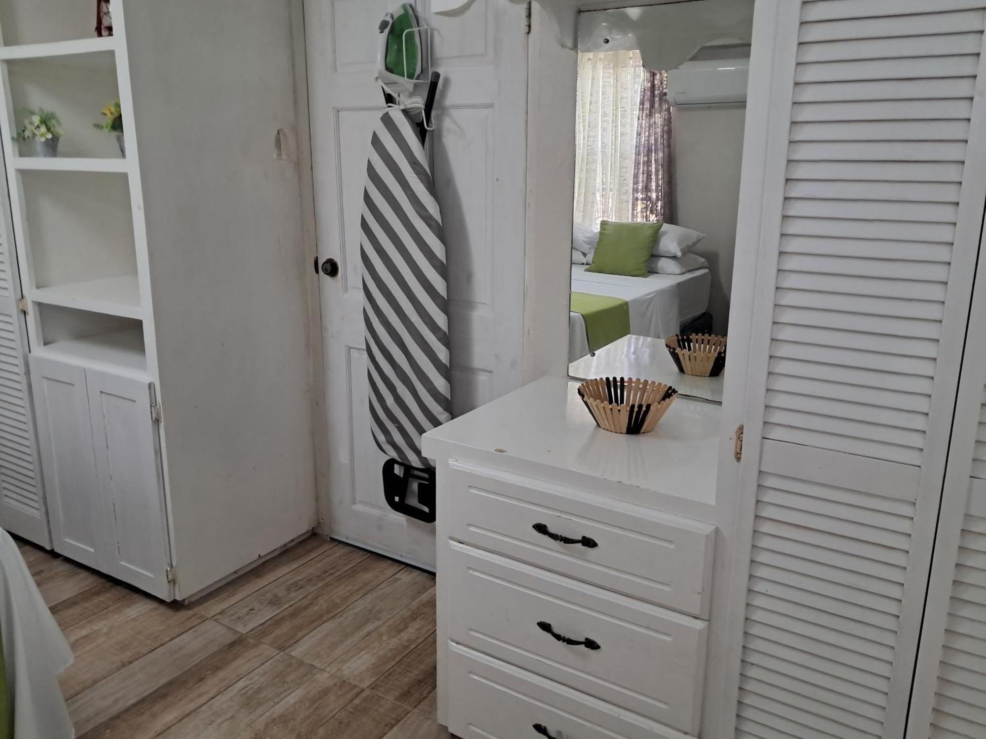 Michand Guest Apartments- Cozy One Or Two Bedroom- 5 Walk Minutes From Airport 10 Mins Drive To Oistins Or Beach Christ Church Ngoại thất bức ảnh